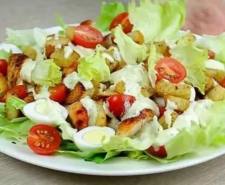 Приготовление салата Цезарь с курицей